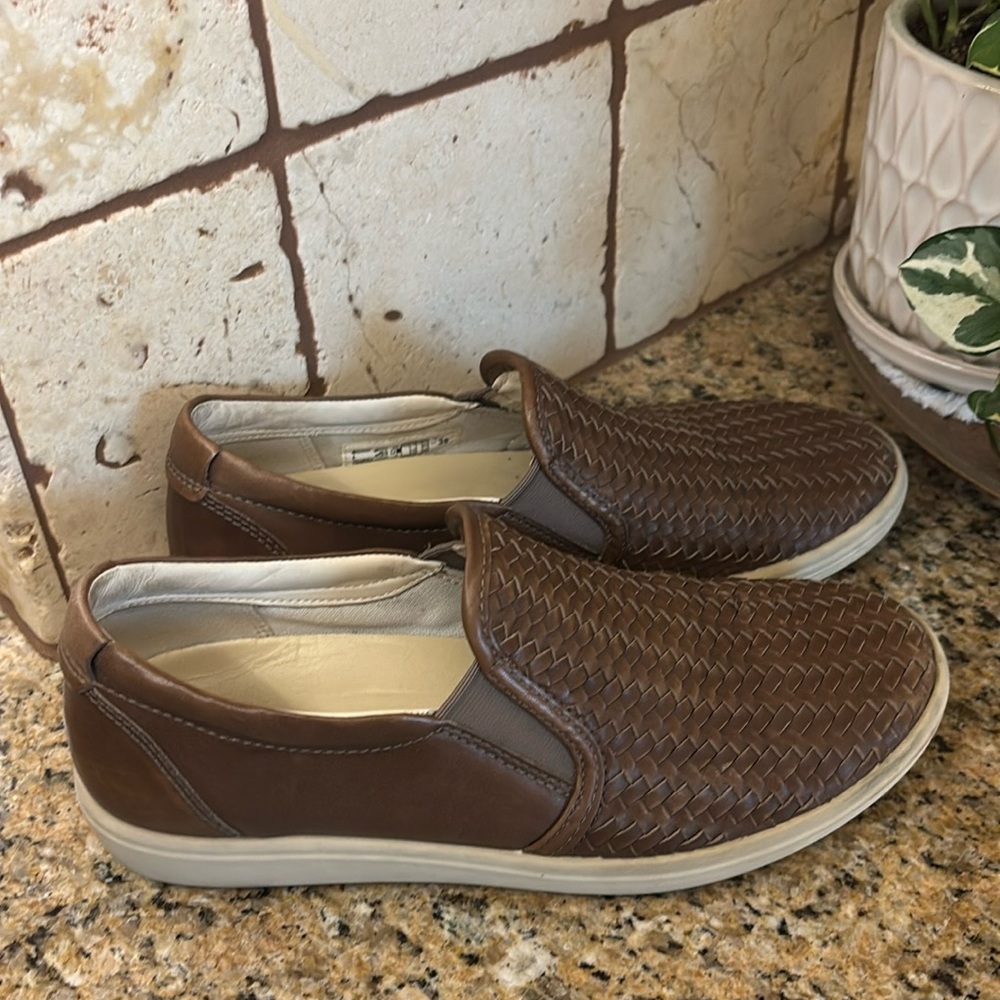 Ecco size 39